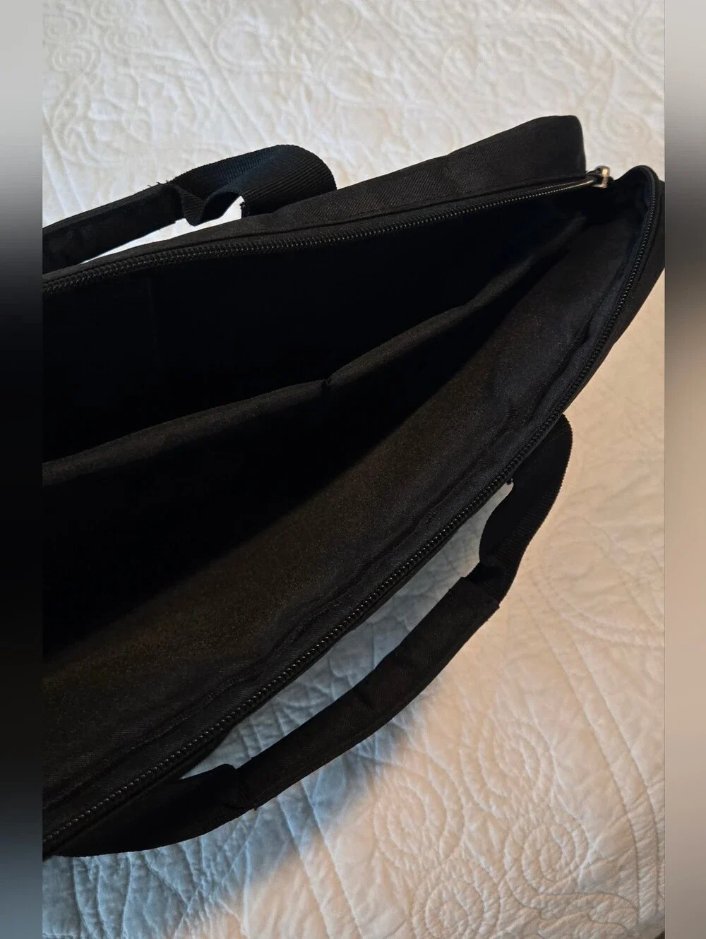 Voova Black Fabric Laptop Bag. Fits a 17